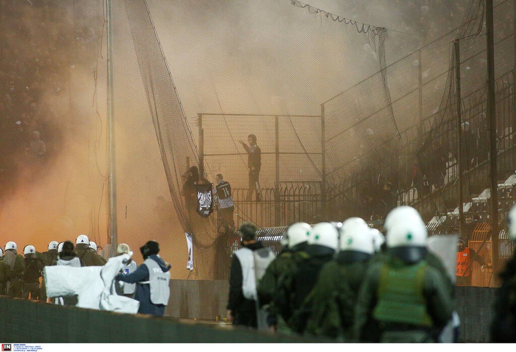 ΠΑΟΚ-Άρης: Διακοπή στο ντέρμπι – Εισβολή οπαδών και ρίψη αντικειμένων