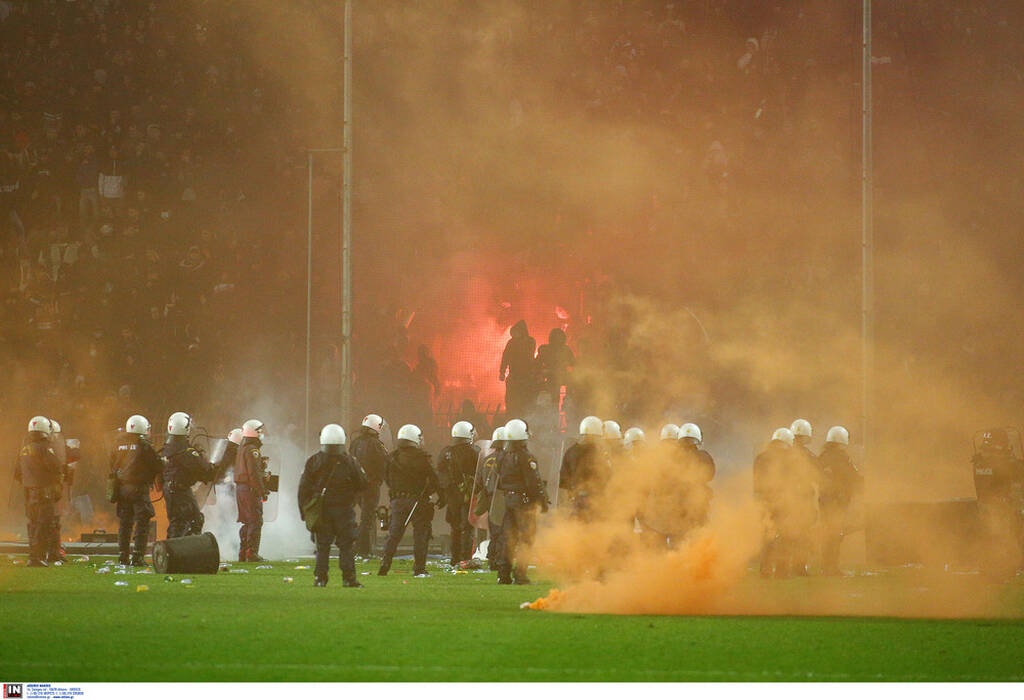 ΠΑΟΚ-Άρης: Διακοπή στο ντέρμπι – Εισβολή οπαδών και ρίψη αντικειμένων