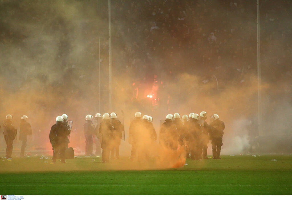 ΠΑΟΚ-Άρης: Διακοπή στο ντέρμπι – Εισβολή οπαδών και ρίψη αντικειμένων