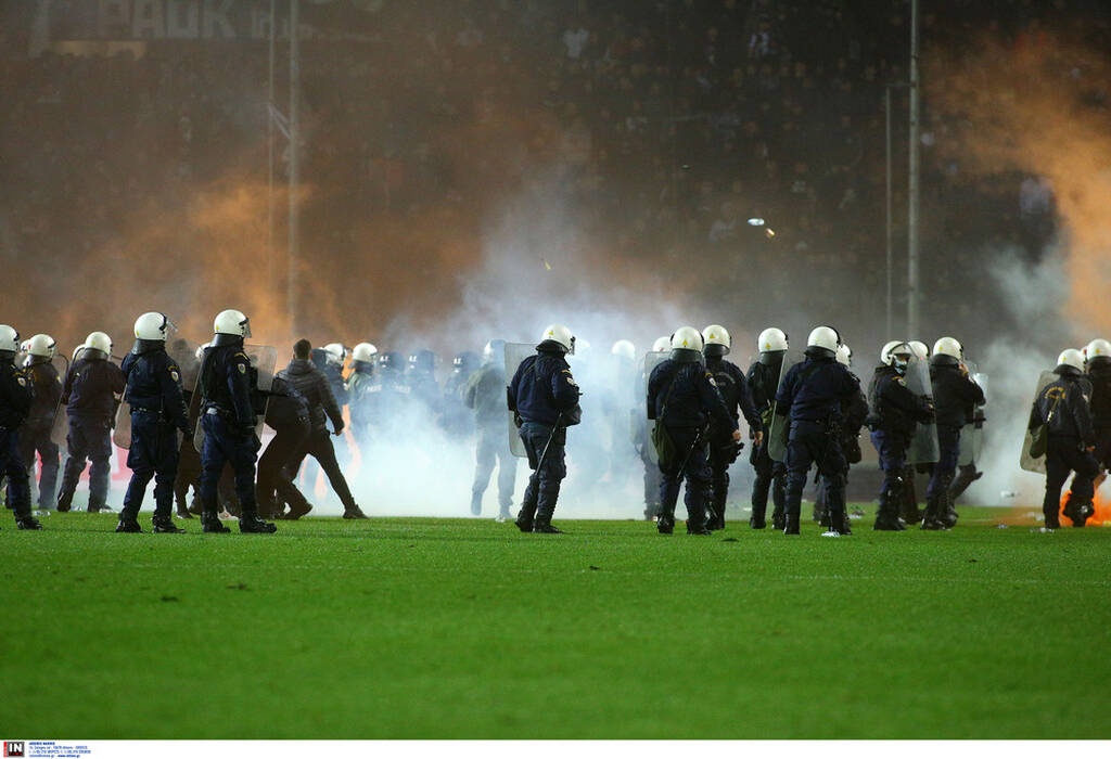 ΠΑΟΚ-Άρης: Διακοπή στο ντέρμπι – Εισβολή οπαδών και ρίψη αντικειμένων