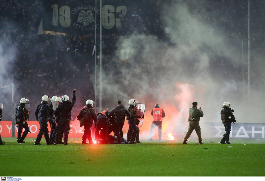 ΠΑΟΚ-Άρης: Διακοπή στο ντέρμπι – Εισβολή οπαδών και ρίψη αντικειμένων