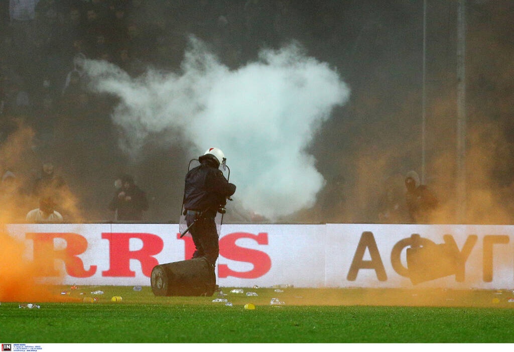 ΠΑΟΚ-Άρης: Διακοπή στο ντέρμπι – Εισβολή οπαδών και ρίψη αντικειμένων