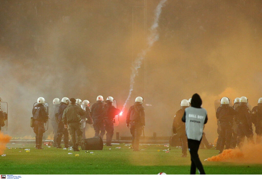 ΠΑΟΚ-Άρης: Διακοπή στο ντέρμπι – Εισβολή οπαδών και ρίψη αντικειμένων