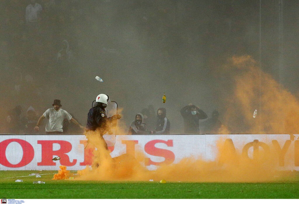 ΠΑΟΚ-Άρης: Διακοπή στο ντέρμπι – Εισβολή οπαδών και ρίψη αντικειμένων