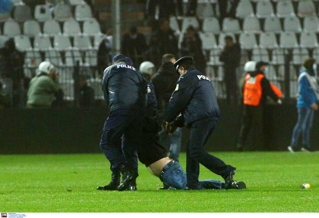 ΠΑΟΚ-Άρης: Διακοπή στο ντέρμπι – Εισβολή οπαδών και ρίψη αντικειμένων