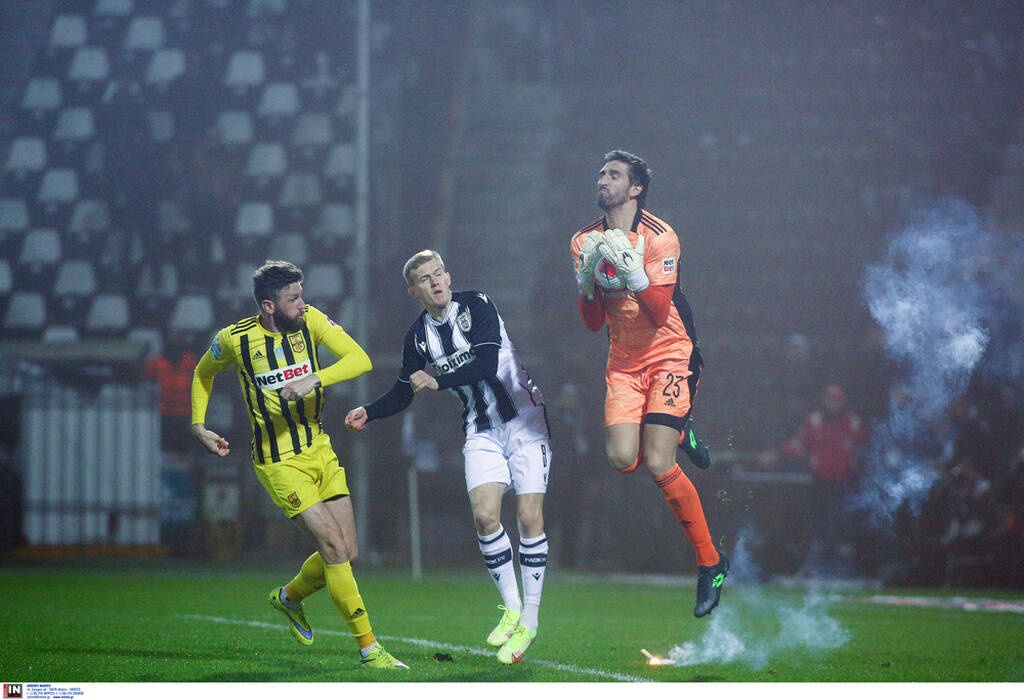 ΠΑΟΚ-Άρης: Εκρηκτική ατμόσφαιρα στην Τούμπα – Πυρσός στον Κουέστα (photos)