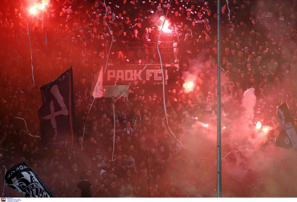 ΠΑΟΚ-Άρης: Εκρηκτική ατμόσφαιρα στην Τούμπα – Πυρσός στον Κουέστα (photos)