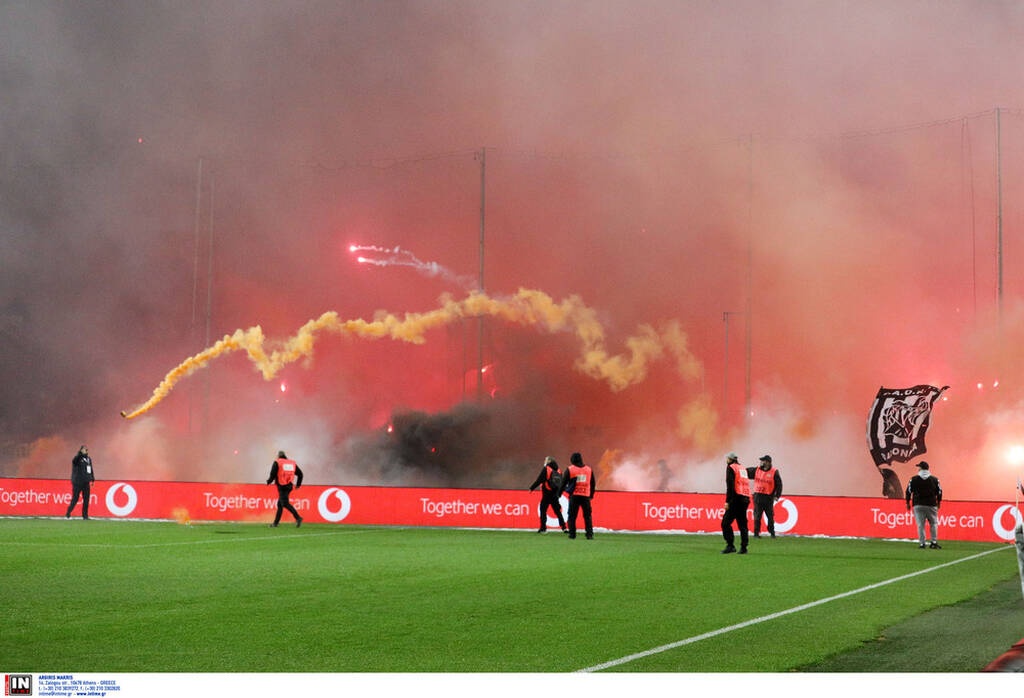 ΠΑΟΚ-Άρης: Εκρηκτική ατμόσφαιρα στην Τούμπα – Πυρσός στον Κουέστα (photos)