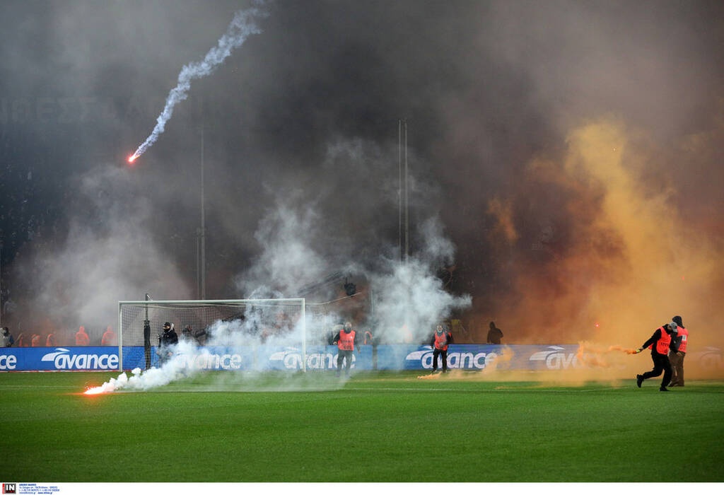 ΠΑΟΚ-Άρης: Εκρηκτική ατμόσφαιρα στην Τούμπα – Πυρσός στον Κουέστα (photos)