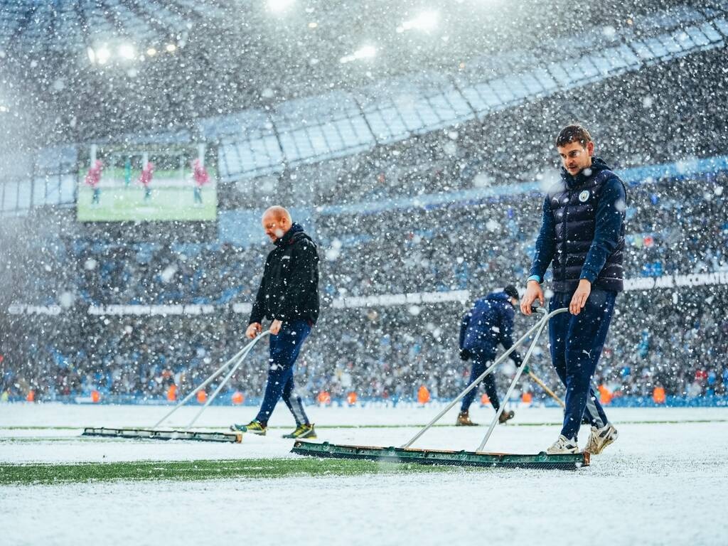 Premier League: Τρομερή χιονόπτωση στο Μάντσεστερ Σίτι-Γουέστ Χαμ (video+photos)