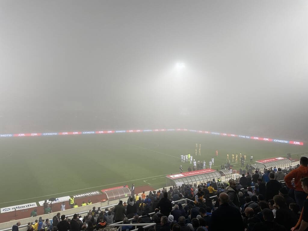 Κύπρος: Δεν έβλεπαν μπροστά τους - Η ομίχλη διέκοψε το ντέρμπι ΑΠΟΕΛ-Ομόνοια! (video+photos)