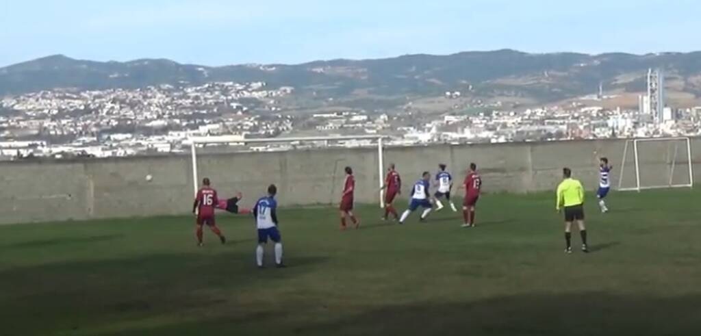 Τρομερό γκολ σε αγώνα ερασιτεχνικού πρωταθλήματος – Τερματοφύλακας σκόραρε πίσω από το κέντρο