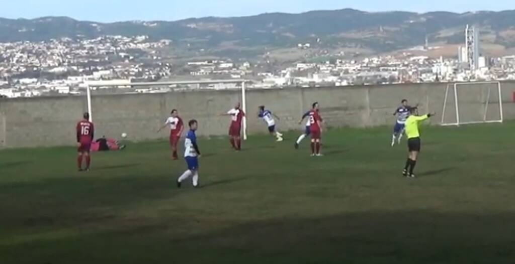 Τρομερό γκολ σε αγώνα ερασιτεχνικού πρωταθλήματος – Τερματοφύλακας σκόραρε πίσω από το κέντρο