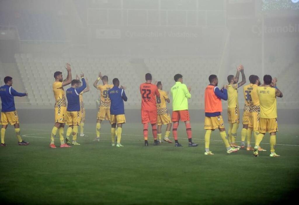 Κύπρος: Δεν έβλεπαν μπροστά τους - Η ομίχλη διέκοψε το ντέρμπι ΑΠΟΕΛ-Ομόνοια! (video+photos)