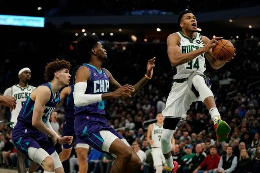 NBA: «Τέζαρε» τους Χόρνετς ο Αντετοκούνμπο (photos+video)