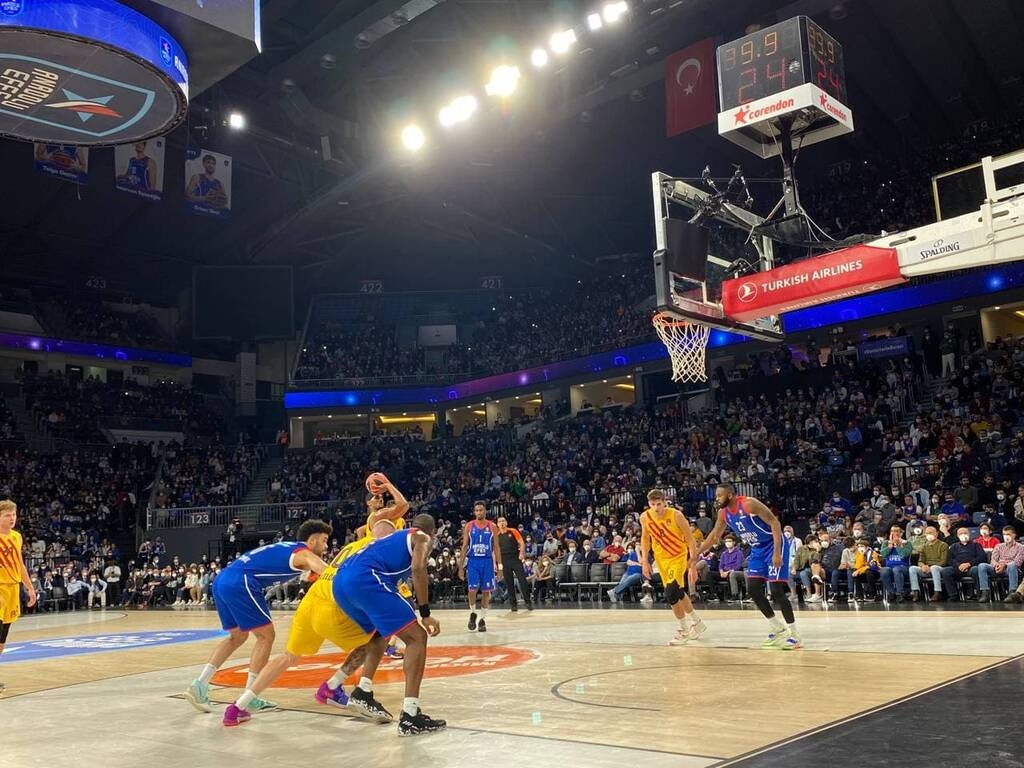 Euroleague: Πήρε το «θρίλερ» η Μπαρτσελόνα κόντρα στην Εφές - Τα έκαναν «μούσκεμα» οι διαιτητές