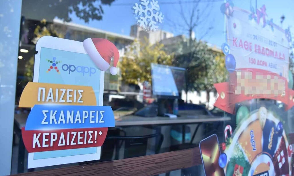 Η χριστουγεννιάτικη βιτρίνα στο κατάστημα ΟΠΑΠ του κ. Καραμάνη στο Αιγάλεω