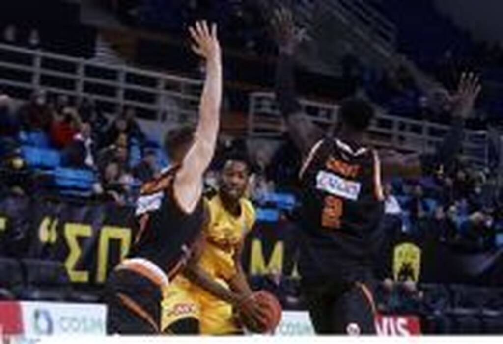 ΑΕΚ-Προμηθέας: Έξαλλος ο Δέδας-Μπήκε στο γήπεδο και τα έβαλε με τους διαιτητές! (video)