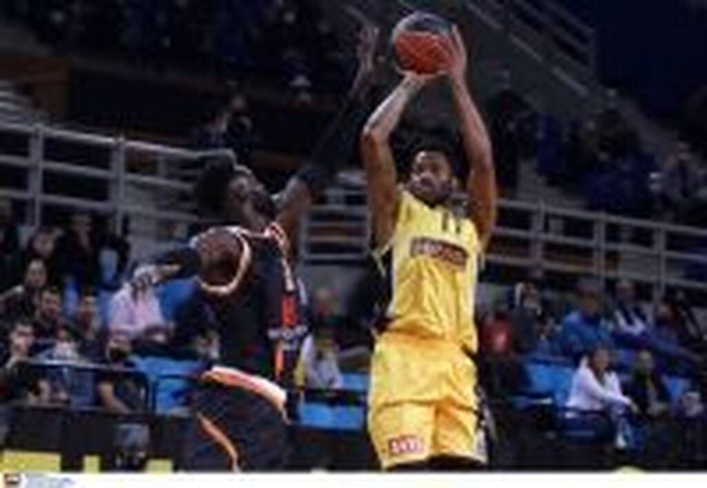 ΑΕΚ-Προμηθέας: Έξαλλος ο Δέδας-Μπήκε στο γήπεδο και τα έβαλε με τους διαιτητές! (video)