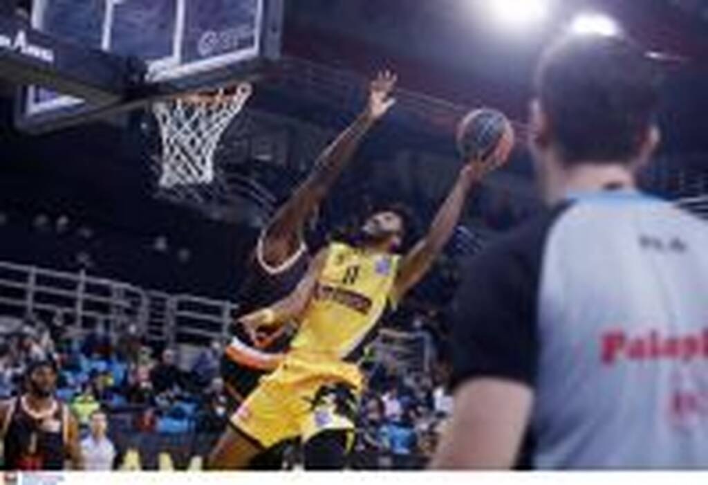 ΑΕΚ-Προμηθέας: Έξαλλος ο Δέδας-Μπήκε στο γήπεδο και τα έβαλε με τους διαιτητές! (video)