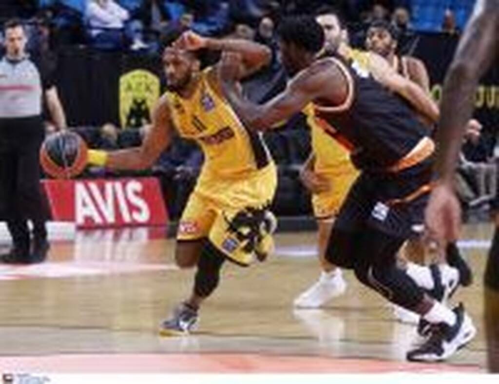 ΑΕΚ-Προμηθέας: Έξαλλος ο Δέδας-Μπήκε στο γήπεδο και τα έβαλε με τους διαιτητές! (video)