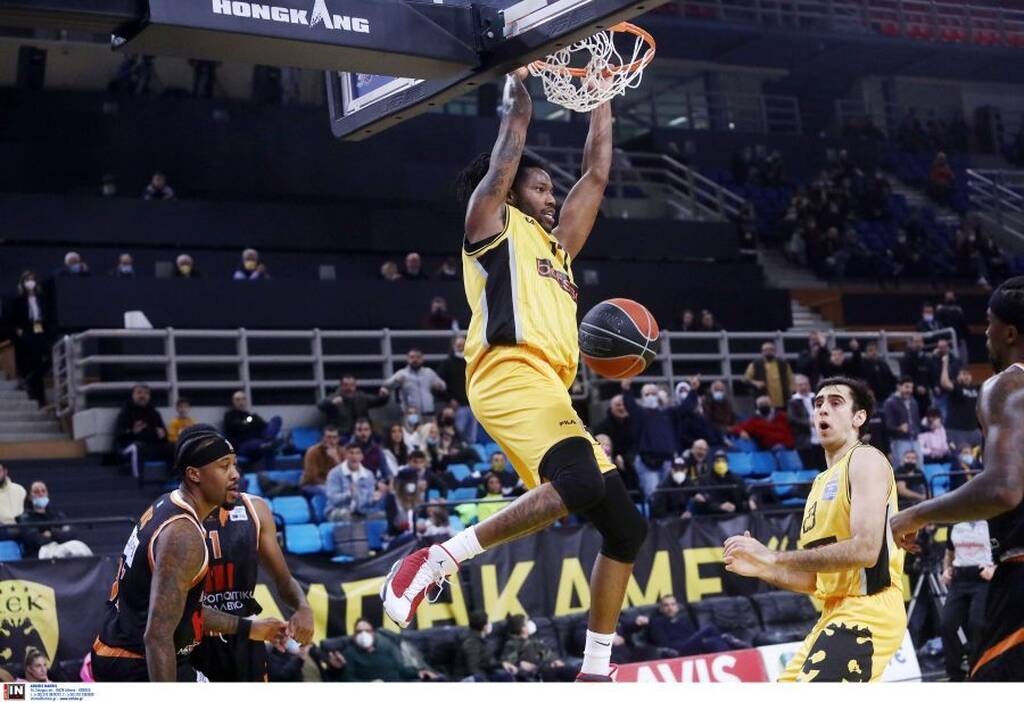 ΑΕΚ-Προμηθέας: Έξαλλος ο Δέδας-Μπήκε στο γήπεδο και τα έβαλε με τους διαιτητές! (video)