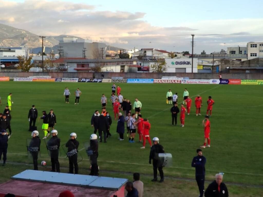 Super League 2: Ένταση και προσωρινή διακοπή στο Ολυμπιακός Βόλου-Πιερικός (photos)