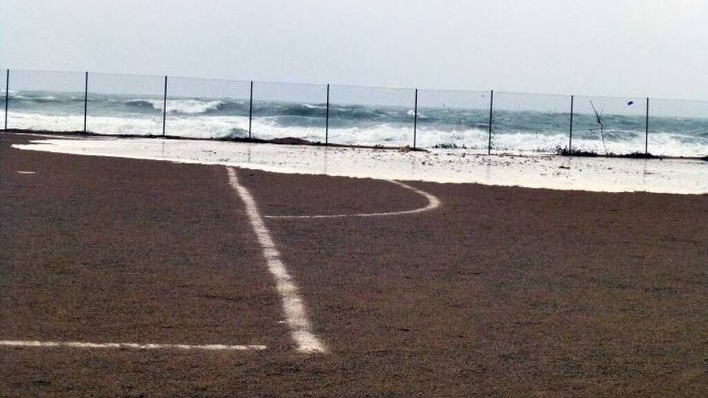 Παίζεις με... βατραχοπέδιλα - Το ελληνικό γήπεδο που η θάλασσα μπαίνει μέσα (photos+video)