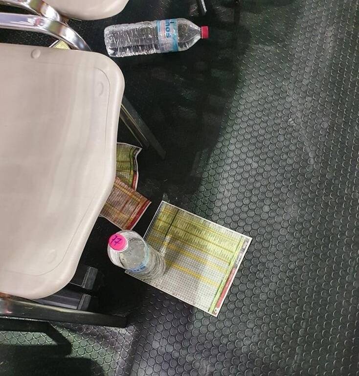 Επικό τρολάρισμα στον Προμηθέα - Γέμισαν τον πάγκο με κουπόνια στοιχήματος (photos)