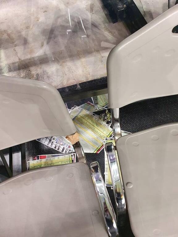 Επικό τρολάρισμα στον Προμηθέα - Γέμισαν τον πάγκο με κουπόνια στοιχήματος (photos)