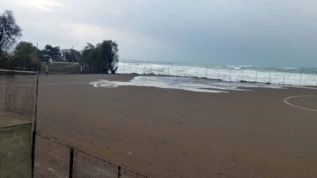 Παίζεις με... βατραχοπέδιλα - Το ελληνικό γήπεδο που η θάλασσα μπαίνει μέσα (photos+video)