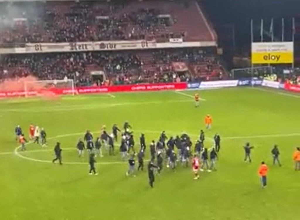 Χαμός στο Βέλγιο! - «Ντου» οπαδών της Σταντάρ Λιέγης, διακοπή στο ματς με τη Σαρλερουά! (vid+pic)