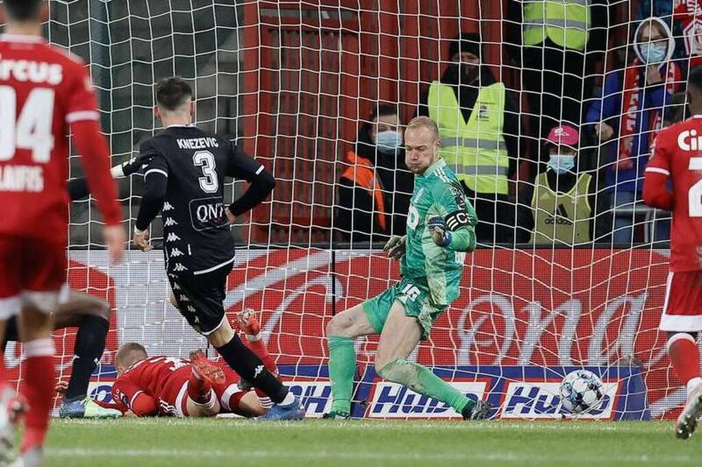 Χαμός στο Βέλγιο! - «Ντου» οπαδών της Σταντάρ Λιέγης, διακοπή στο ματς με τη Σαρλερουά! (vid+pic)