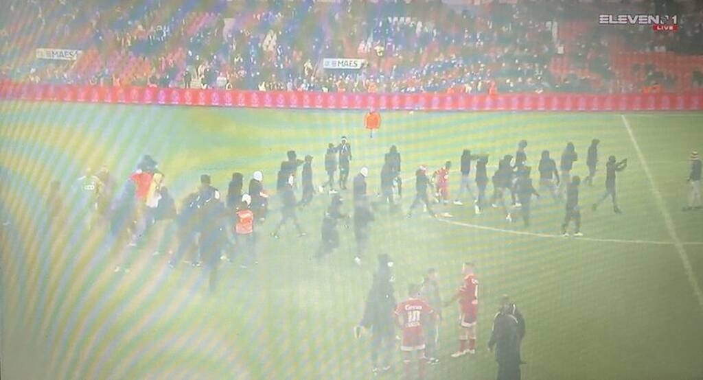 Χαμός στο Βέλγιο! - «Ντου» οπαδών της Σταντάρ Λιέγης, διακοπή στο ματς με τη Σαρλερουά! (vid+pic)