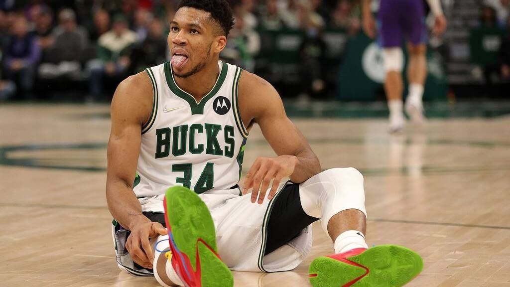 Γιάννης Αντετοκούνμπο: Έγινε και... γραμμή λεωφορείου (photos)