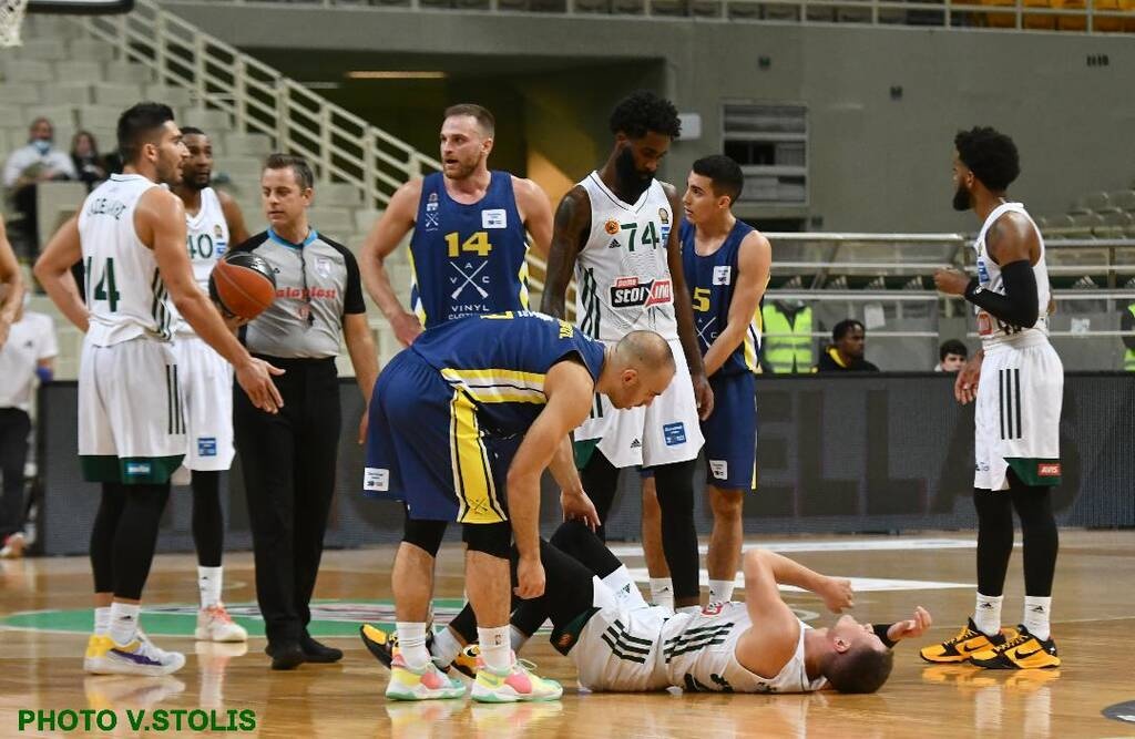 Παναθηναϊκός-Λαύριο: Ανησυχία για Νέντοβιτς, αποχώρησε κουτσαίνοντας μετά από αντιαθλητικό φάουλ