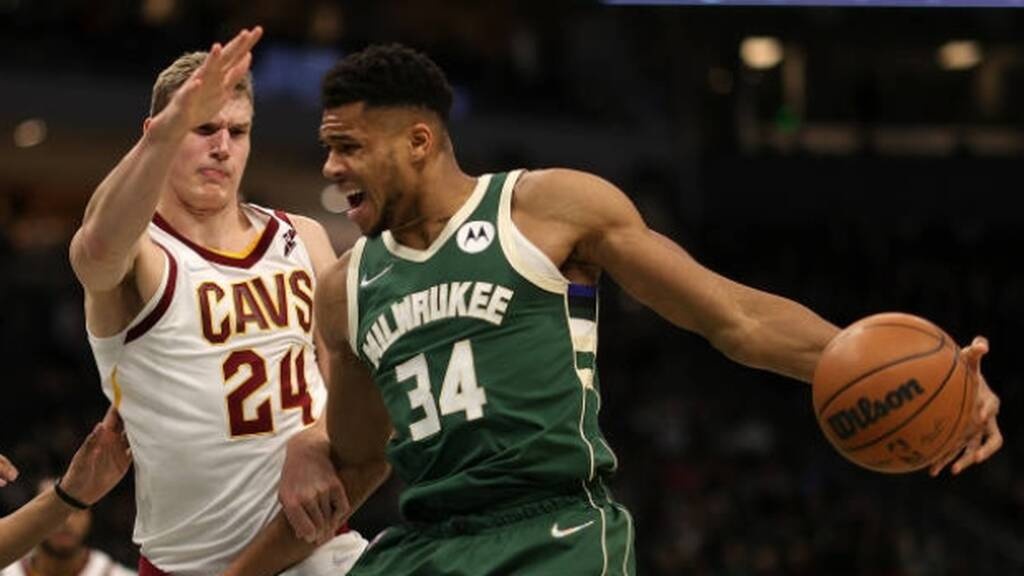 NBA: Μαγικός Αντετοκούνμπο οδηγεί τους Μπακς (photos+video)