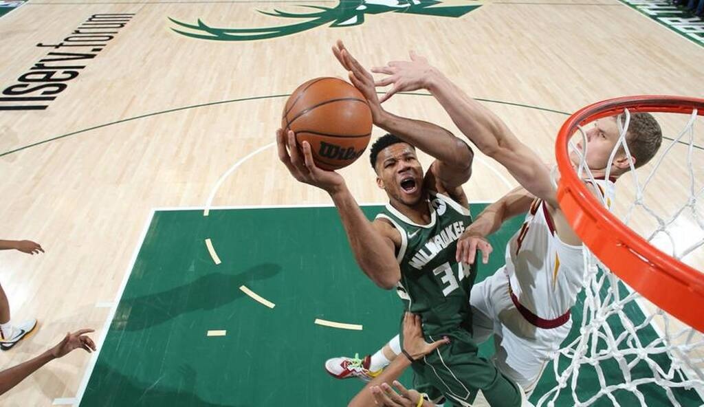 NBA: Μαγικός Αντετοκούνμπο οδηγεί τους Μπακς (photos+video)