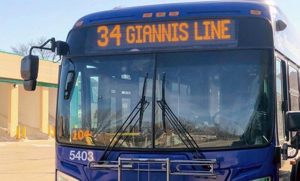 Γιάννης Αντετοκούνμπο: Έγινε και... γραμμή λεωφορείου (photos)