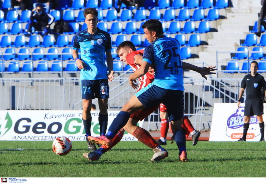 Super League 2: Έκρηξη παίκτη του Ολυμπιακού - Πέταξε τη φανέλα στον Ανατολάκη μετά το ακυρωθέν γκολ