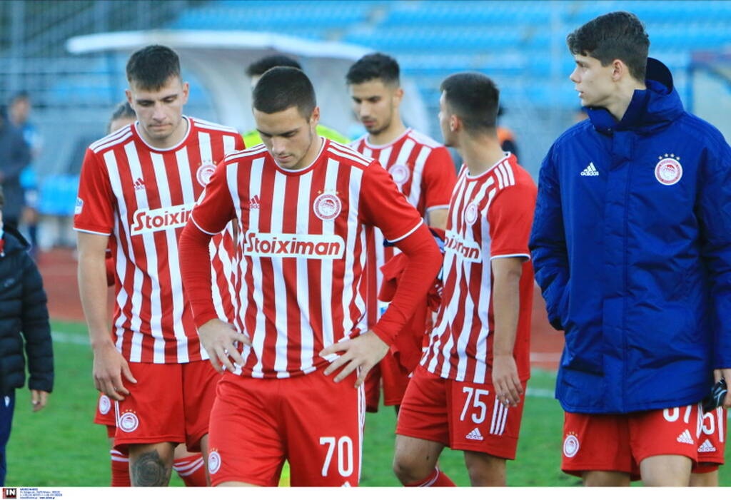 Super League 2: Έκρηξη παίκτη του Ολυμπιακού - Πέταξε τη φανέλα στον Ανατολάκη μετά το ακυρωθέν γκολ
