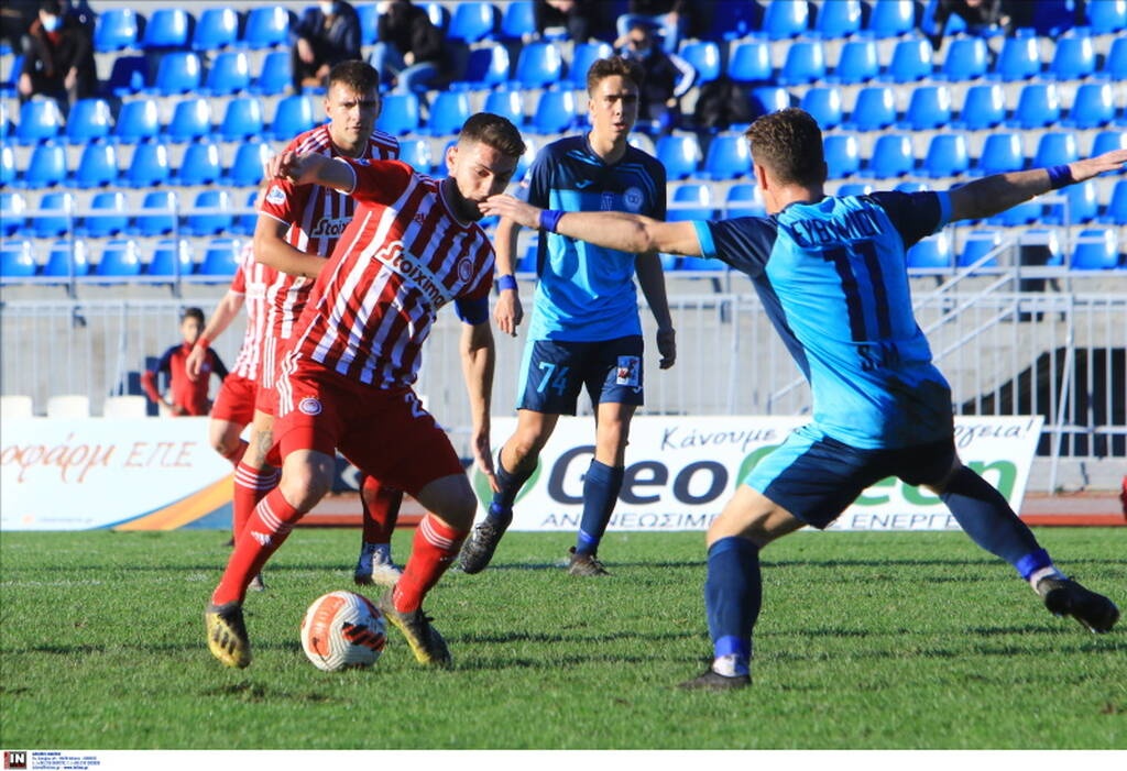 Super League 2: Έκρηξη παίκτη του Ολυμπιακού - Πέταξε τη φανέλα στον Ανατολάκη μετά το ακυρωθέν γκολ