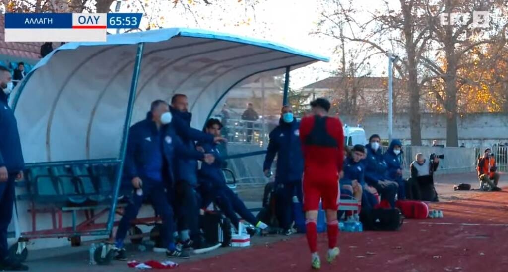 Super League 2: Έκρηξη παίκτη του Ολυμπιακού - Πέταξε τη φανέλα στον Ανατολάκη μετά το ακυρωθέν γκολ