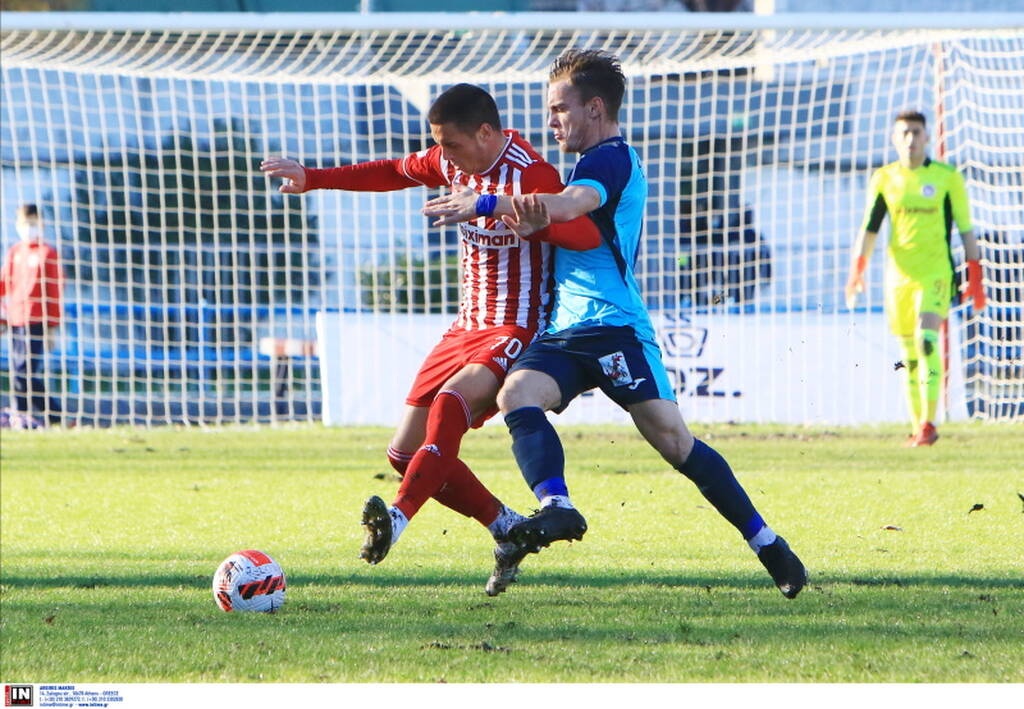 Super League 2: Έκρηξη παίκτη του Ολυμπιακού - Πέταξε τη φανέλα στον Ανατολάκη μετά το ακυρωθέν γκολ