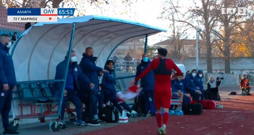 Super League 2: Έκρηξη παίκτη του Ολυμπιακού - Πέταξε τη φανέλα στον Ανατολάκη μετά το ακυρωθέν γκολ