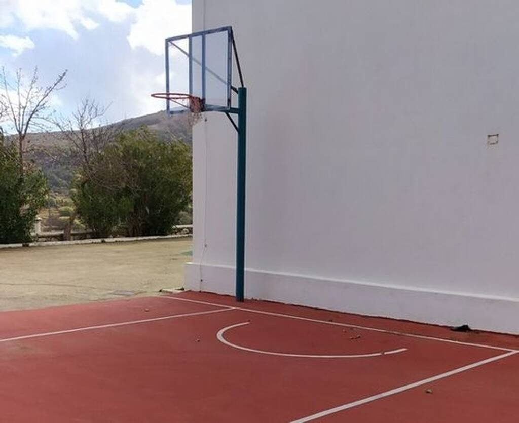 Νάξος: Η εξήγηση για την μπασκέτα στη... γωνία του γηπέδου που έγινε viral