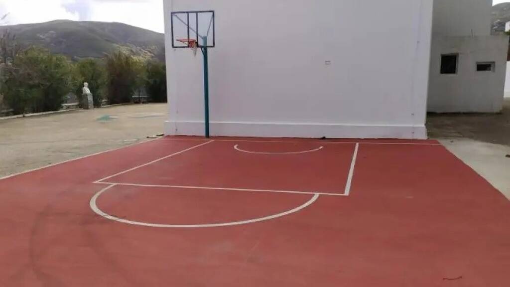 Νάξος: Η εξήγηση για την μπασκέτα στη... γωνία του γηπέδου που έγινε viral