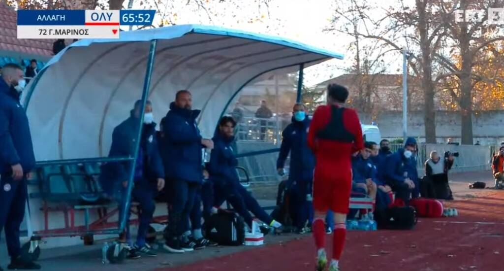 Super League 2: Έκρηξη παίκτη του Ολυμπιακού - Πέταξε τη φανέλα στον Ανατολάκη μετά το ακυρωθέν γκολ