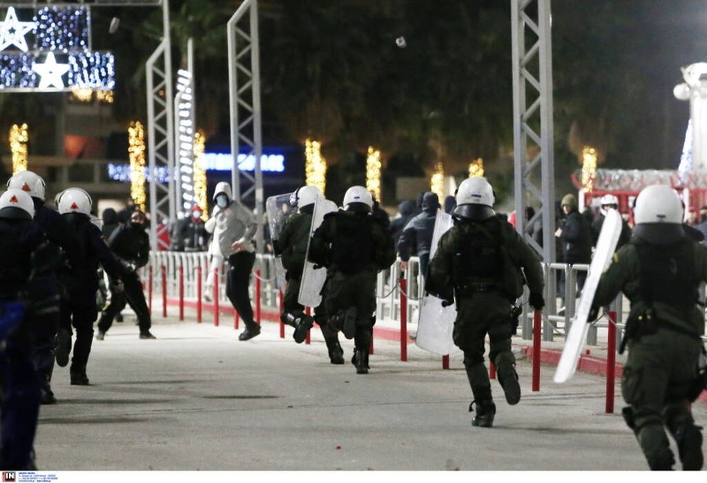 Ολυμπιακός-Άρης: Οι πρώτες εικόνες από επεισόδια στο Καραϊσκάκη (photos)