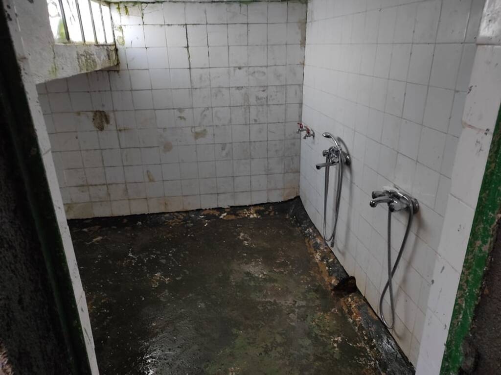 Απαράδεκτες συνθήκες σε ελληνικό γήπεδο - Βρώμικα αποδυτήρια, μουχλιασμένα ντουζ (photos)